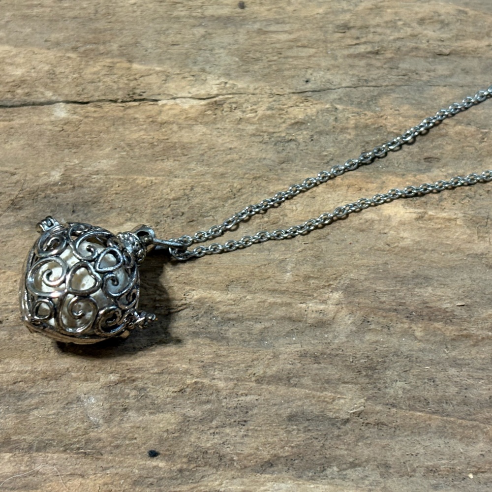Elegant Silver Filigree Pendant Necklace - Picture 1 of 5
